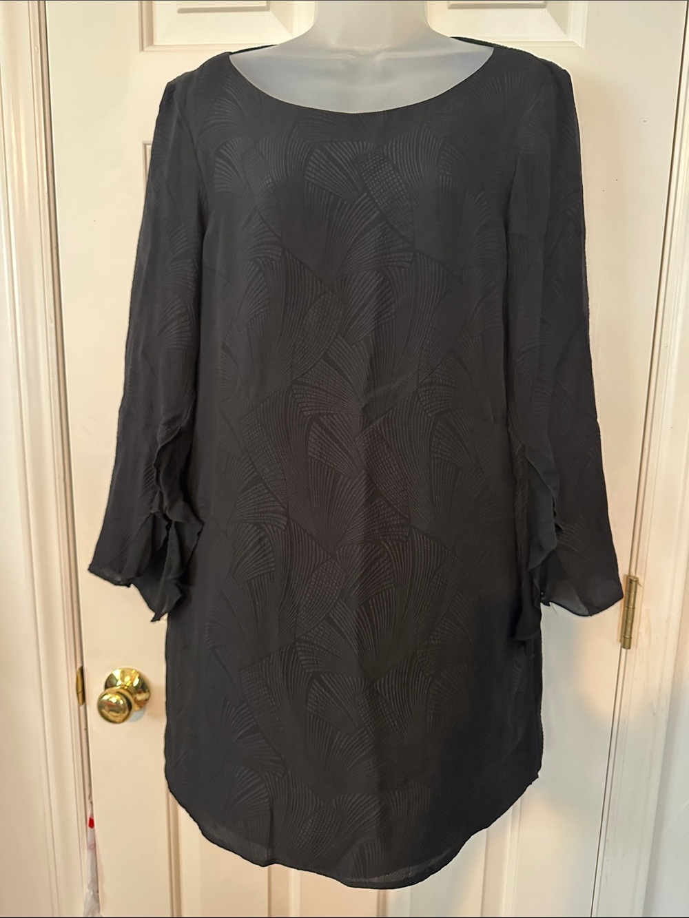 Amour Vert Silk Black Textured Dress Made in the USA w/ruffled sleeves size M